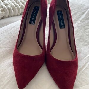 Steve Madden Cranberry Suede Pump, Size 8